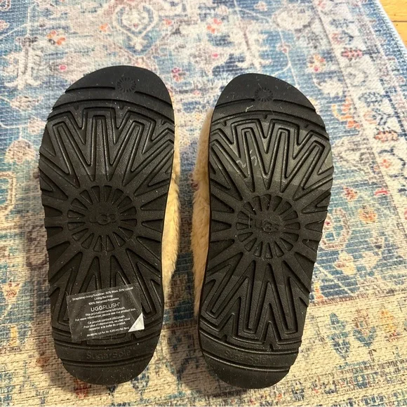 NWT Ugg Fuzz Sugar Cross Slides sz 7 - Picture 6 of 7